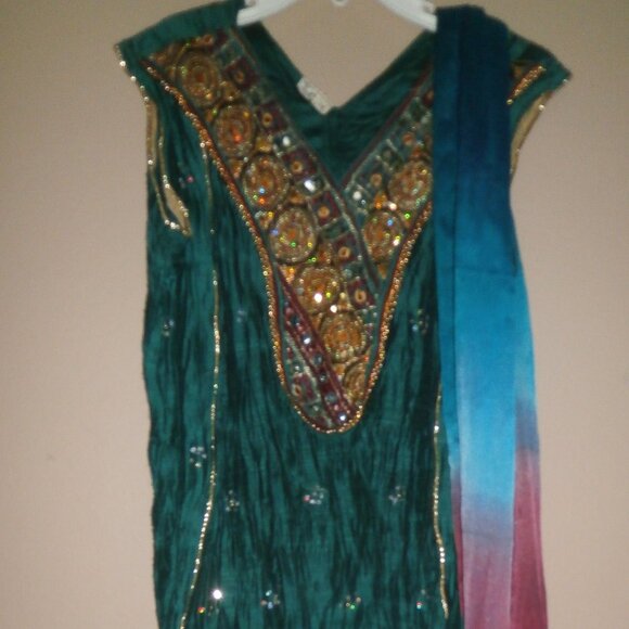 **** GIRLS PEACOCK GREEN EMBROIDERED SALWAR SET *** - Picture 1 of 4